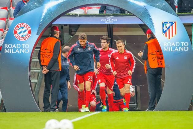 GER, UEFA CL, FC Bayern Muenchen (GER) vs Atletico Madrid (ESP) 03.05.2016, Allianz Arena, Muenchen, GER, UEFA CL Halbfinale Rueckspiel, FC Bayern Muenchen vs Atletico Madrid im Bild Thomas Mueller (FCB 25) Philipp Lahm (FCB 21) Javier Martinez Aguinaga (FCB 8) kommen auf den Platz nordphotoxStraubmeier