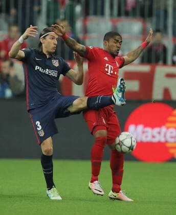 Douglas COSTA, FCB 11 Zweikampf , Aktion um den Ball gegen Filipe LUIS, Atletico 3 FC BAYERN MUENCHEN - ATLETICO MADRID Semifinal, Football UEFA Champions League, Muenchen, 03.05.2016 CL Saison 2015 2016