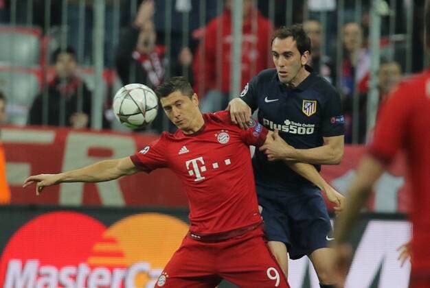 Robert LEWANDOWSKI, FCB 9 Zweikampf , Aktion um den Ball gegen Diego GODIN, Atletico 2 FC BAYERN MUENCHEN - ATLETICO MADRID Semifinal, Football UEFA Champions League, Muenchen, 03.05.2016 CL Saison 2015 2016