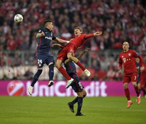 03.05.2016, Fussball UEFA Champions League 2015 2016, Halbfinale, Rückspiel, FC Bayern München - Atletico Madrid, in der Allianz-Arena München, v.li: Jose Maria Gimenez (Atletico Madrid) gegen Thomas Müller (FC Bayern München). 