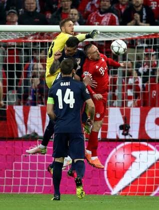 Torwart Jan Oblak, Jose Gimenez, Franck Ribery, Gabi Aktion Spielszene Zweikampf Fußball Fussball Halbfinale UEFA Championsleague Herren Saison 2015 2016 03.05.2016 FC Bayern München vs. Atletico Madrid