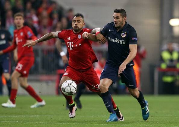 Arturo Vidal, Koke Aktion Spielszene Zweikampf Fußball Fussball Halbfinale UEFA Championsleague Herren Saison 2015 2016 03.05.2016 FC Bayern München vs. Atletico Madrid