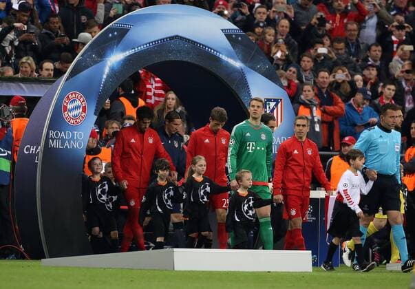 Einlaufen der Mannschaften vorn Philipp Lahm, Torwart Manuel Neuer Fußball Fussball Halbfinale UEFA Championsleague Herren Saison 2015 2016 03.05.2016 FC Bayern München vs. Atletico Madrid