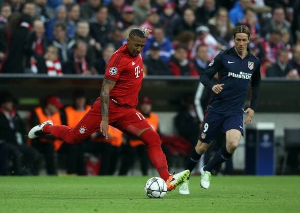 Jerome Boateng, Fernando Torres Aktion Spielszene Zweikampf Fußball Fussball Halbfinale UEFA Championsleague Herren Saison 2015 2016 03.05.2016 FC Bayern München vs. Atletico Madrid
