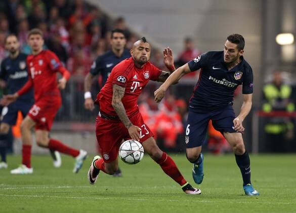 Arturo Vidal, Koke Aktion Spielszene Zweikampf Fußball Fussball Halbfinale UEFA Championsleague Herren Saison 2015 2016 03.05.2016 FC Bayern München vs. Atletico Madrid