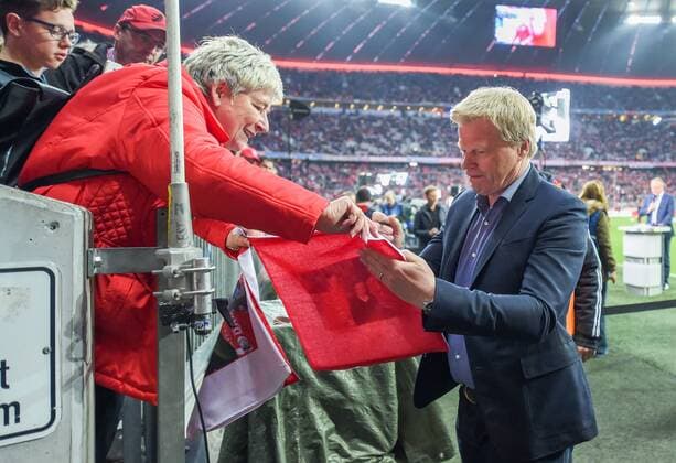 FUSSBALL CHAMPIONS LEAGUE SAISON 2015 2016 HALBFINALE RUECKSPIEL FC Bayern Muenchen - Atletico Madrid 03.05.2016 Oliver Kahn schreibt Autogramme 