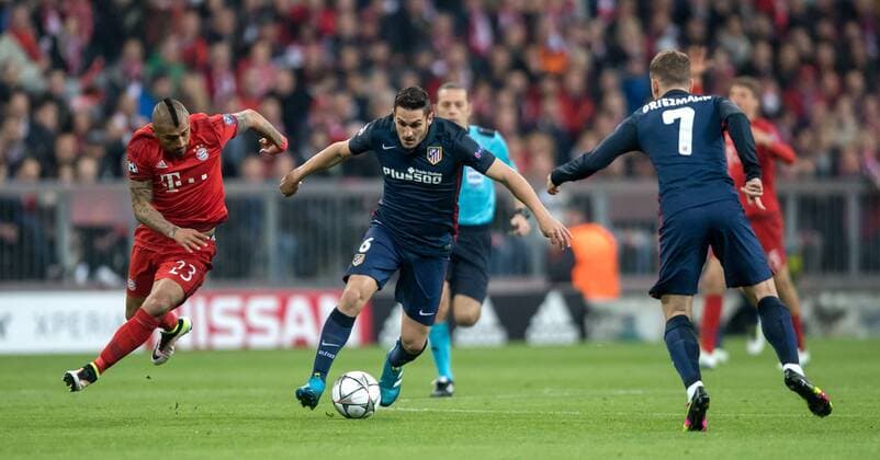 3. Mai 2016: Muenchen, Allianz Arena: Fussball UEFA Champions League, Halbfinale: FC Bayern Muenchen - Atletico Madrid: Muenchens Arturo Vidal (rot) gegen Madrids Koke.
