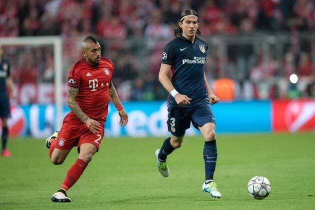 3. Mai 2016: Muenchen, Allianz Arena: Fussball UEFA Champions League, Halbfinale: FC Bayern Muenchen - Atletico Madrid: Muenchens Arturo Vidal (rot) gegen Madrids Filipe Luis.