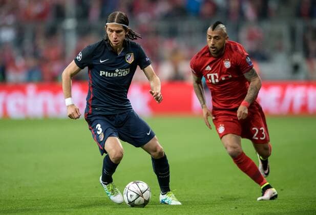 3. Mai 2016: Muenchen, Allianz Arena: Fussball UEFA Champions League, Halbfinale: FC Bayern Muenchen - Atletico Madrid: Muenchens Arturo Vidal (rot) gegen Madrids Filipe Luis.