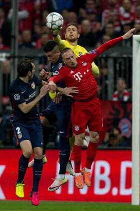 Dienstag. 03.05.2016, Champions League - Halbfinale, Rueckspiel in Muenchen, Saison 2015 2016, FC Bayern Muenchen - Atletico Madrid, v-l Diego Godin (Atletico), Torwart Jan Oblak (Atletico) gegen Franck RIBERY (FCB) DeFodi507