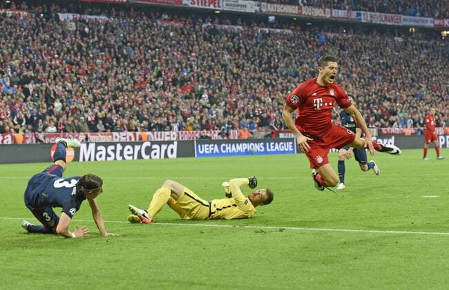 03.05.2016, Fussball UEFA Champions League 2015 2016, Halbfinale, Rückspiel, FC Bayern München - Atletico Madrid, in der Allianz-Arena München, v.li: Filipe Luis (Atletico Madrid), Torwart Jan Oblak (Atletico Madrid), Robert Lewandowski (FC Bayern München). 