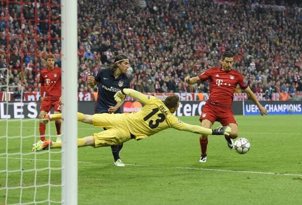 03.05.2016, Fussball UEFA Champions League 2015 2016, Halbfinale, Rückspiel, FC Bayern München - Atletico Madrid, in der Allianz-Arena München, v.li: Filipe Luis (Atletico Madrid), Torwart Jan Oblak (Atletico Madrid), Robert Lewandowski (FC Bayern München). 