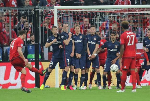 Xabi ALONSO, FCB 14 Torschuss, schiesst das Tor zum 1-0 FC BAYERN MUENCHEN - ATLETICO MADRID Semifinal, Football UEFA Champions League, Muenchen, 03.05.2016 CL Saison 2015 2016