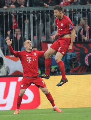 Xabi ALONSO, FCB 14 Torschuss, schiesst das Tor zum 1-0 Torjubel, Jubel nach dem Tor Franck RIBERY, FCB 7 FC BAYERN MUENCHEN - ATLETICO MADRID Semifinal, Football UEFA Champions League, Muenchen, 03.05.2016 CL Saison 2015 2016