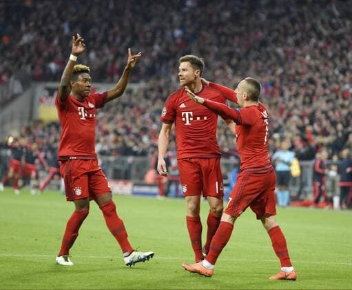 03.05.2016, Fussball UEFA Champions League 2015 2016, Halbfinale, Rückspiel, FC Bayern München - Atletico Madrid, in der Allianz-Arena München, Torjubel Xabi Alonso (mitte, FC Bayern München) mit Franck Ribery (re, FC Bayern München) und David Alaba (FC Bayern München). 