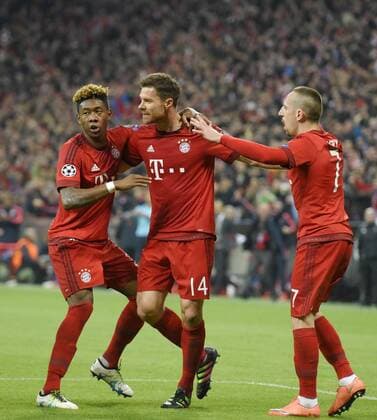 03.05.2016, Fussball UEFA Champions League 2015 2016, Halbfinale, Rückspiel, FC Bayern München - Atletico Madrid, in der Allianz-Arena München, Torjubel Xabi Alonso (mitte, FC Bayern München) mit Franck Ribery (re, FC Bayern München) und David Alaba (FC Bayern München). 