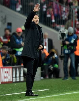 03.05.2016, xjhx, Fussball Champions League, FC Bayern Muenchen - Atletico Madrid, emspor, v.l. Trainer Diego Simeone (Atletico Madrid) gibt Anweisungen, gestikuliert, mit den Armen gestikulieren gives instructions, gesticulate, gesticolando. Muenchen