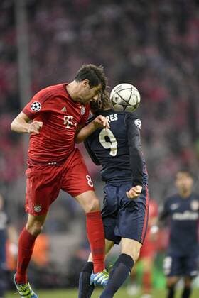 Kopfballduell, Zweikampf, Aktion Javi Javier Martinez FC Bayern München gegen Fernando Torres Atletico Madrid FC Bayern München FCB vs Atletico Madrid UEFA Champions-League CL Halbfinale Rückspiel Saison 2015 2016 München Allianz Arena 03.05.2016 FC Bayern München FCB vs Atletico Madrid
