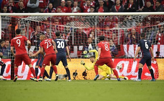 TOR zum 1:0 durch Xabi Xabier Olano Alonso FC Bayern München abgefälscht gegen Torwart Jan Oblak Atletico Madrid FC Bayern München FCB vs Atletico Madrid UEFA Champions-League CL Halbfinale Rückspiel Saison 2015 2016 München Allianz Arena 03.05.2016 FC Bayern München FCB vs Atletico Madrid