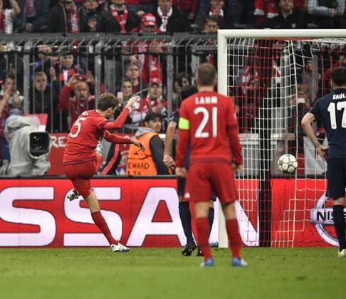 Thomas Müller FC Bayern München verschießt Elfmeter FC Bayern München FCB vs Atletico Madrid UEFA Champions-League CL Halbfinale Rückspiel Saison 2015 2016 München Allianz Arena 03.05.2016 FC Bayern München FCB vs Atletico Madrid