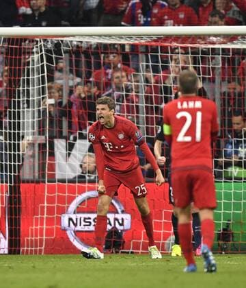 Thomas Müller FC Bayern München verschießt Elfmeter Enttäuschung enttäuscht nach vergebener Torchance Chance Gestik Geste FC Bayern München FCB vs Atletico Madrid UEFA Champions-League CL Halbfinale Rückspiel Saison 2015 2016 München Allianz Arena 03.05.2016 FC Bayern München FCB vs Atletico Madrid