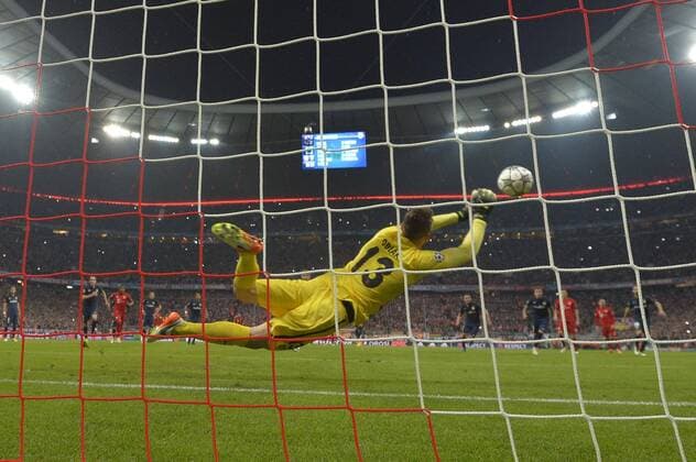 03.05.2016, Fussball UEFA Champions League 2015 2016, Halbfinale, Rückspiel, FC Bayern München - Atletico Madrid, in der Allianz-Arena München, Torwart Jan Oblak (Atletico Madrid) fängt den Elfmeter von Thomas Müller (FC Bayern München). 
