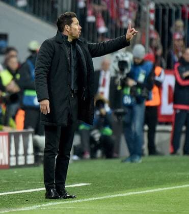 03.05.2016, xjhx, Fussball Champions League, FC Bayern Muenchen - Atletico Madrid, emspor, v.l. Trainer Diego Simeone (Atletico Madrid) gibt Anweisungen, gestikuliert, mit den Armen gestikulieren gives instructions, gesticulate, gesticolando. Muenchen