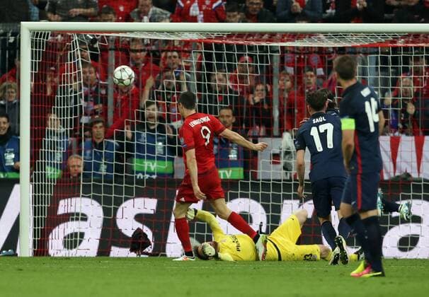 Robert Lewandowski vergibt Torchance, Torwart Jan Oblak Aktion Spielszene Zweikampf Fußball Fussball Halbfinale UEFA Championsleague Herren Saison 2015 2016 03.05.2016 FC Bayern München vs. Atletico Madrid