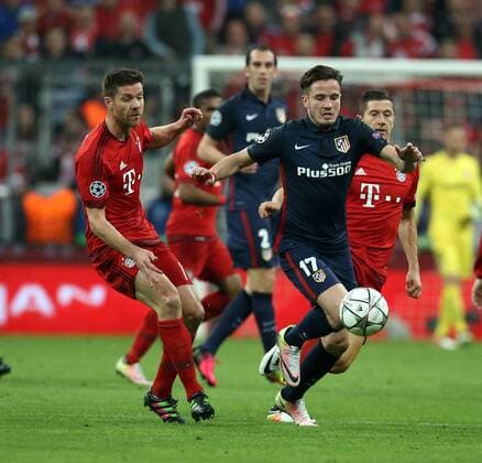 Xabi Alonso, Saúl Niguez Aktion Spielszene Zweikampf Fußball Fussball Halbfinale UEFA Championsleague Herren Saison 2015 2016 03.05.2016 FC Bayern München vs. Atletico Madrid