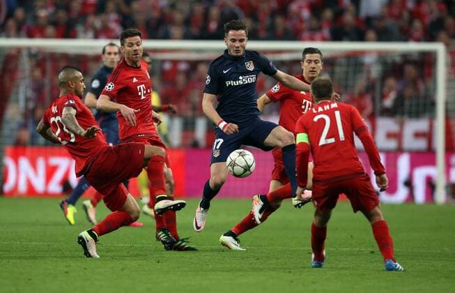 Arturo Vidal, Xabi Alonso, Saúl Niguez, Robert Lewandowski, Philipp Lahm Aktion Spielszene Zweikampf Fußball Fussball Halbfinale UEFA Championsleague Herren Saison 2015 2016 03.05.2016 FC Bayern München vs. Atletico Madrid
