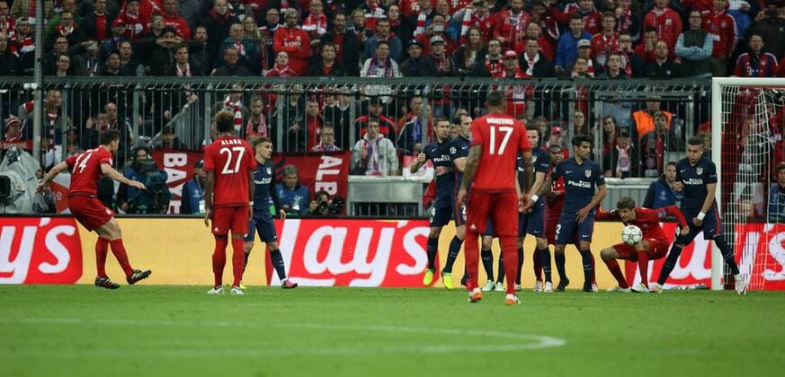 Xabi Alonso Freistoßtor zum 1:0 Fußball Fussball Halbfinale UEFA Championsleague Herren Saison 2015 2016 03.05.2016 FC Bayern München vs. Atletico Madrid