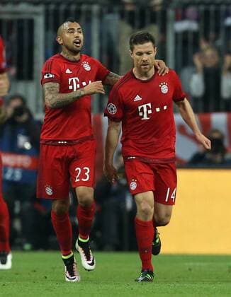 Arturo Vidal, Xabi Alonso 1:0 Freude Emotion jubelnd Jubel nach 1:0 Fußball Fussball Halbfinale UEFA Championsleague Herren Saison 2015 2016 03.05.2016 FC Bayern München vs. Atletico Madrid