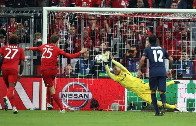 Thomas Müller Elfmeter Strafstoß verschießend, Torwart Jan Oblak haltend Fußball Fussball Halbfinale UEFA Championsleague Herren Saison 2015 2016 03.05.2016 FC Bayern München vs. Atletico Madrid