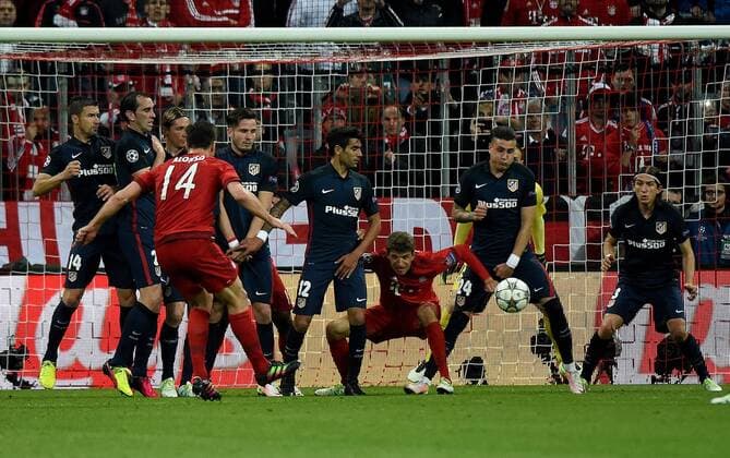 03.05.2016, xjhx, Fussball Champions League, FC Bayern Muenchen - Atletico Madrid, emspor, v.l. Xabi Alonso (FC Bayern Muenchen), Jan Oblak (Atletico Madrid) Goal scored, Tor zum 1:0 Muenchen