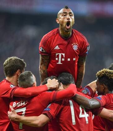 FUSSBALL CHAMPIONS LEAGUE SAISON 2015 2016 HALBFINALE RUECKSPIEL FC Bayern Muenchen - Atletico Madrid 03.05.2016 Arturo Vidal (FC Bayern Muenchen) jist beim Torjubel nach dem 1:0 obenauf 