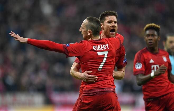 FUSSBALL CHAMPIONS LEAGUE SAISON 2015 2016 HALBFINALE RUECKSPIEL FC Bayern Muenchen - Atletico Madrid 03.05.2016 Franck Ribery (li) und Xabi Alonso (re, beide FC Bayern Muenchen) jubeln nach dem Tor zum 1:0 
