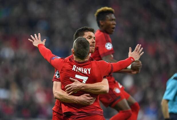 FUSSBALL CHAMPIONS LEAGUE SAISON 2015 2016 HALBFINALE RUECKSPIEL FC Bayern Muenchen - Atletico Madrid 03.05.2016 Franck Ribery (li) und Xabi Alonso (re, beide FC Bayern Muenchen) jubeln nach dem Tor zum 1:0 