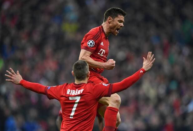 FUSSBALL CHAMPIONS LEAGUE SAISON 2015 2016 HALBFINALE RUECKSPIEL FC Bayern Muenchen - Atletico Madrid 03.05.2016 Franck Ribery (li) und Xabi Alonso (re, beide FC Bayern Muenchen) jubeln nach dem Tor zum 1:0 