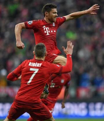 FUSSBALL CHAMPIONS LEAGUE SAISON 2015 2016 HALBFINALE RUECKSPIEL FC Bayern Muenchen - Atletico Madrid 03.05.2016 Franck Ribery (li) und Xabi Alonso (re, beide FC Bayern Muenchen) jubeln nach dem Tor zum 1:0 