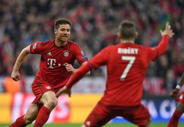 FUSSBALL CHAMPIONS LEAGUE SAISON 2015 2016 HALBFINALE RUECKSPIEL FC Bayern Muenchen - Atletico Madrid 03.05.2016 Xabi Alonso (lin) bejubelt sein Tor zum 1:0 mit Franck Ribery (re, beide FC Bayern Muenchen) 