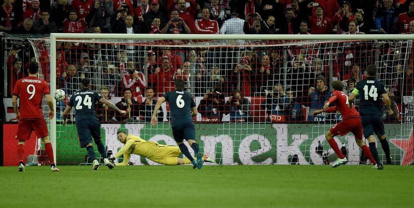 03.05.2016, xjhx, Fussball Champions League, FC Bayern Muenchen - Atletico Madrid, emspor, v.l. Jan Oblak (Atletico Madrid), Thomas Mueller (FC Bayern Muenchen) Elfmeter Muenchen