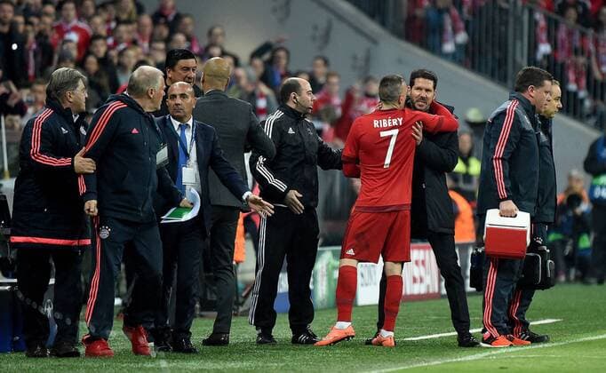 03.05.2016, xjhx, Fussball Champions League, FC Bayern Muenchen - Atletico Madrid, emspor, v.l. Rudelbildung Franck Ribery (FC Bayern Muenchen), Trainer Diego Simeone (Atletico Madrid) Muenchen