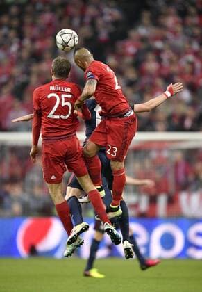 Kopfballduell, Zweikampf, Aktion Arturo Vidal FC Bayern München und Thomas Müller FC Bayern München FC Bayern München FCB vs Atletico Madrid UEFA Champions-League CL Halbfinale Rückspiel Saison 2015 2016 München Allianz Arena 03.05.2016 FC Bayern München FCB vs Atletico Madrid