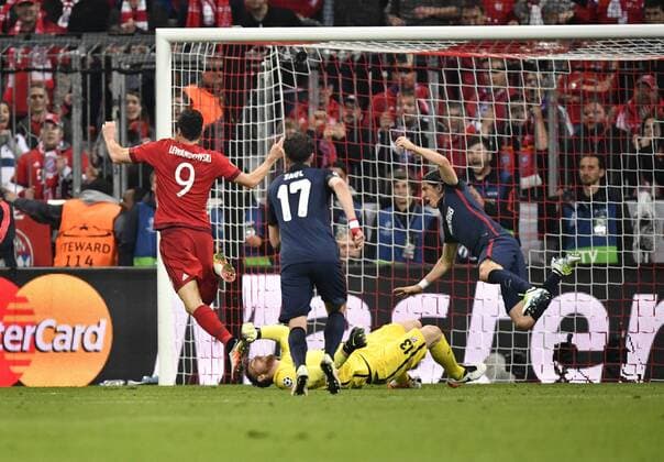 Torraumszene Torchance Torschuss von Robert Lewandowski FC Bayern München FC Bayern München FCB vs Atletico Madrid UEFA Champions-League CL Halbfinale Rückspiel Saison 2015 2016 München Allianz Arena 03.05.2016 FC Bayern München FCB vs Atletico Madrid