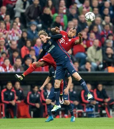 3. Mai 2016: Muenchen, Allianz Arena: Fussball UEFA Champions League, Halbfinale: FC Bayern Muenchen - Atletico Madrid: Muenchens Arturo Vidal (rot) gegen Madrids Fernando Torres.