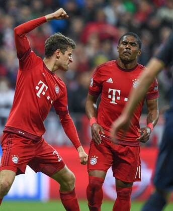 FUSSBALL CHAMPIONS LEAGUE SAISON 2015 2016 HALBFINALE RUECKSPIEL FC Bayern Muenchen - Atletico Madrid 03.05.2016 Thomas Mueller (li, FC Bayern Muenchen) aergert sich ueber seinen verschossenen Elfmeter. Douglas Costa (re, FC Bayern Muenchen) wirkt geschockt. 