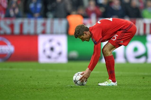 FUSSBALL CHAMPIONS LEAGUE SAISON 2015 2016 HALBFINALE RUECKSPIEL FC Bayern Muenchen - Atletico Madrid 03.05.2016 Thomas Mueller (FC Bayern Muenchen) legt sich den Ball fuer seinen Elfmeter zurecht. 