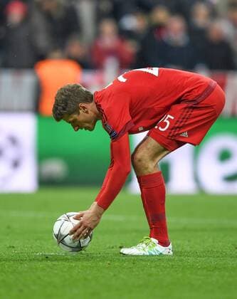 FUSSBALL CHAMPIONS LEAGUE SAISON 2015 2016 HALBFINALE RUECKSPIEL FC Bayern Muenchen - Atletico Madrid 03.05.2016 Thomas Mueller (FC Bayern Muenchen) legt sich den Ball fuer seinen Elfmeter zurecht. 