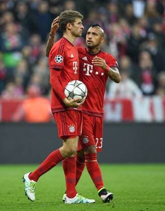 FUSSBALL CHAMPIONS LEAGUE SAISON 2015 2016 HALBFINALE RUECKSPIEL FC Bayern Muenchen - Atletico Madrid 03.05.2016 Thomas Mueller (li) und Arturo Vidal (re, beide FC Bayern Muenchen) vor dem Elfmeter 