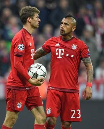 FUSSBALL CHAMPIONS LEAGUE SAISON 2015 2016 HALBFINALE RUECKSPIEL FC Bayern Muenchen - Atletico Madrid 03.05.2016 Thomas Mueller (li) und Arturo Vidal (re, beide FC Bayern Muenchen) vor dem Elfmeter 